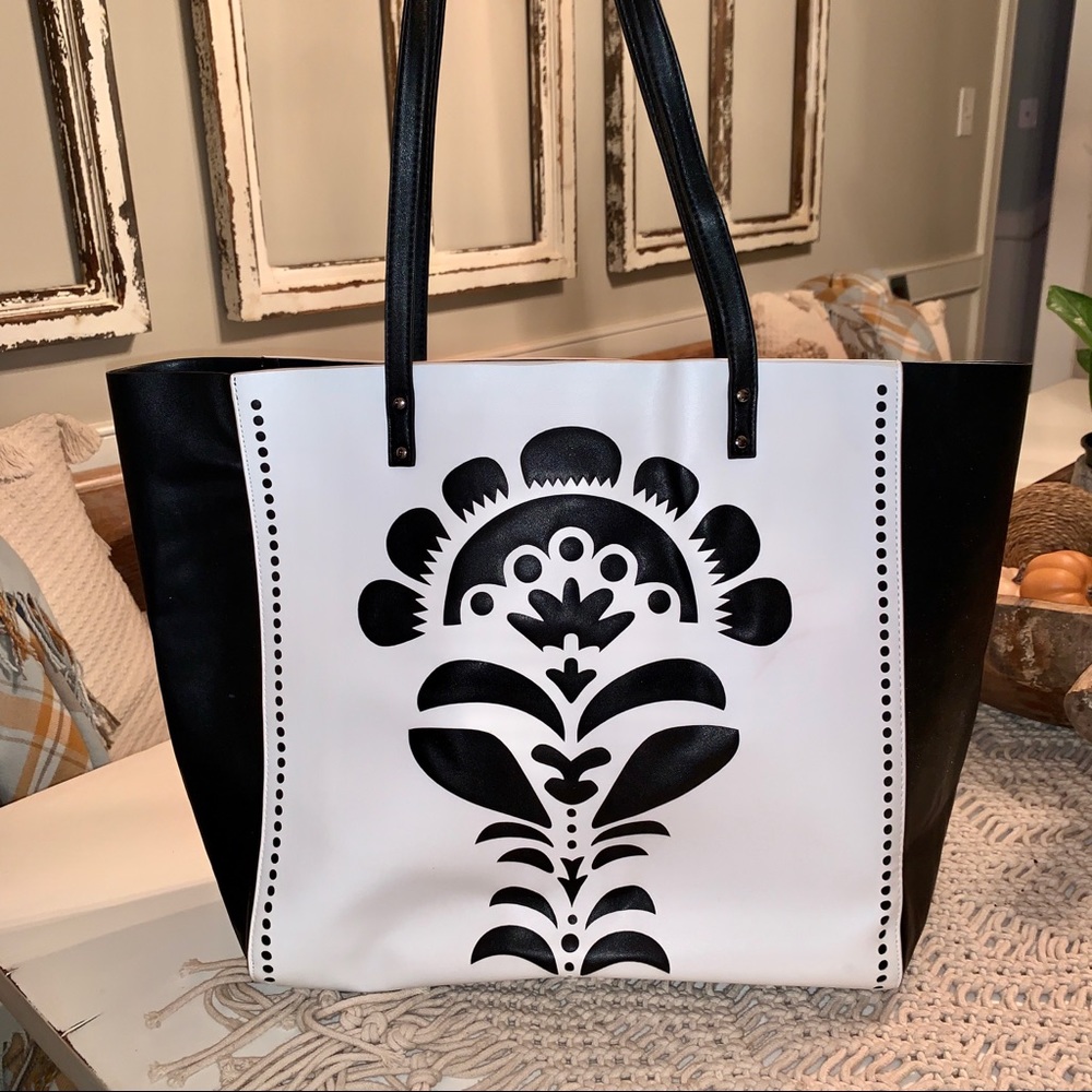 VERA BRADLEY Laser cut black & white bag
